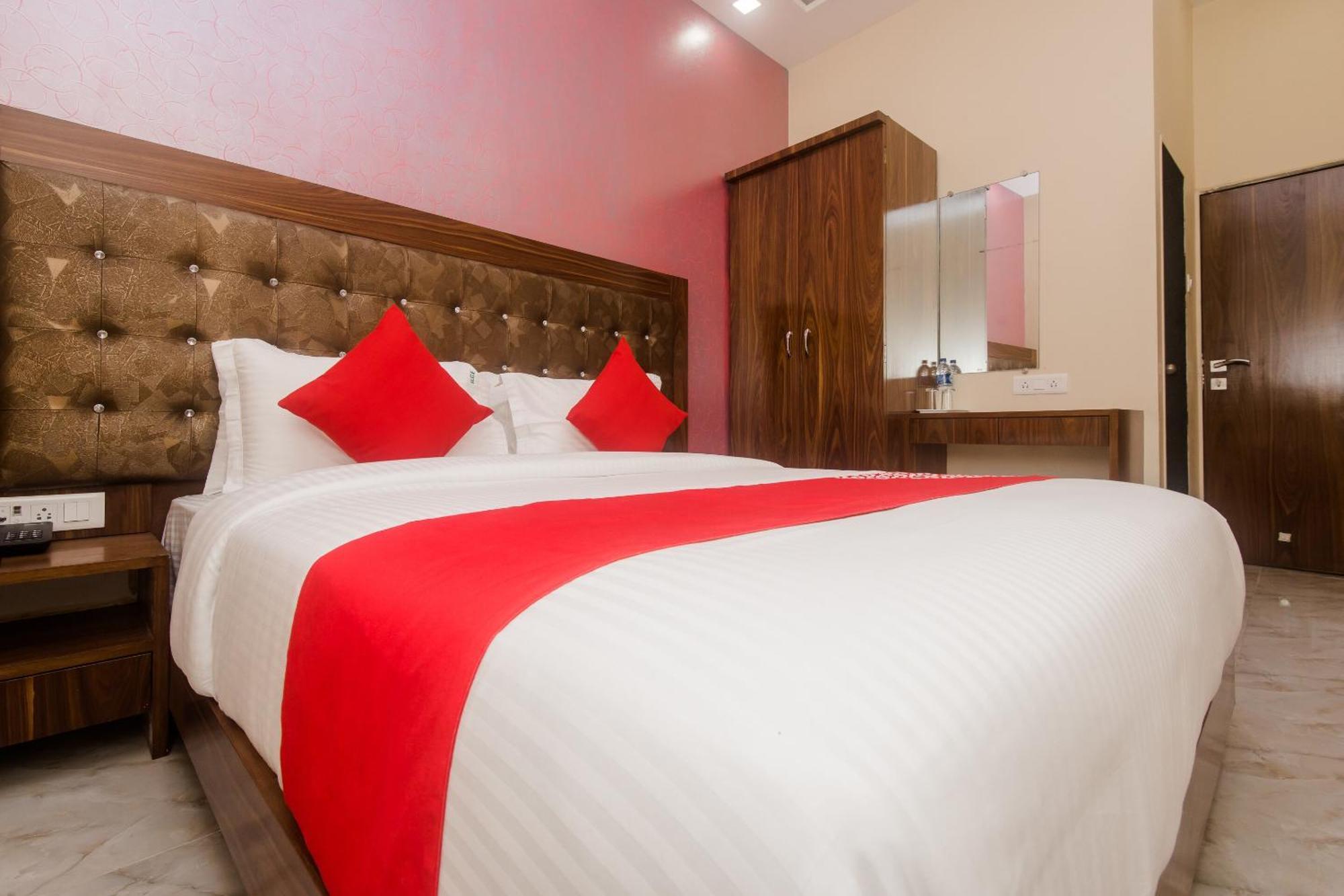Hotel O Greenforest Near Airport Road Metro Station Bombaim Exterior foto
