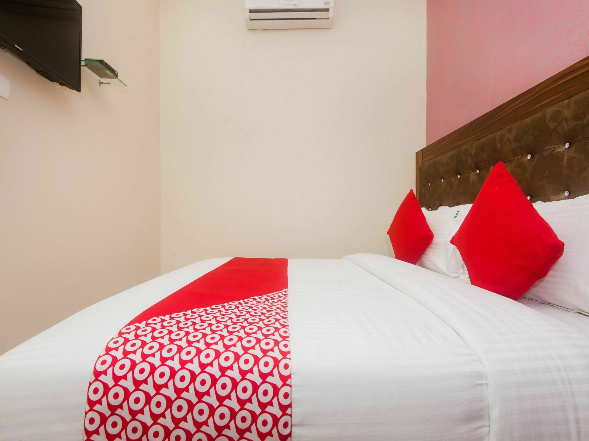 Hotel O Greenforest Near Airport Road Metro Station Bombaim Exterior foto